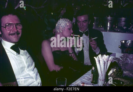 Der Deutsche Schauspieler Claus Biederstaedt (Hinten) Bei Einer Abendveranstaltung, 1970er Jahre Deutschland. Deutscher Schauspieler Claus Biederstaedt bei einer Abendveranstaltung, Deutschland der 1970er Jahre. 24x36DiaV1 Stockfoto