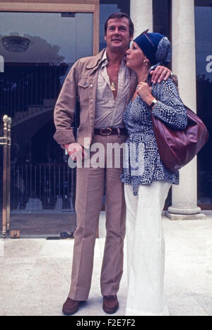 Der britischen Schauspieler Roger Moore Mit Seiner Ehefrau Luise Mattioli, 1970er Jahre Deutschland. Britischer Schauspieler Roger Moore mit seiner Frau Luisa Mattioli, Deutschland der 1970er Jahre. 24x36DiaV4 Stockfoto