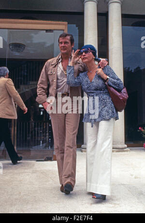 Der britischen Schauspieler Roger Moore Mit Seiner Ehefrau Luise Mattioli, 1970er Jahre Deutschland. Britischer Schauspieler Roger Moore mit seiner Frau Luisa Mattioli, Deutschland der 1970er Jahre. 24x36DiaV4 Stockfoto