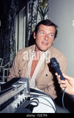 Der britischen Schauspieler Roger Moore Im Interview, 1970er Jahre Deutschland. Britischer Schauspieler Roger Moore gibt ein Interview, Deutschland der 1970er Jahre. 24x36DiaV4 Stockfoto