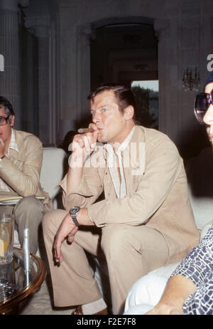 Der britischen Schauspieler Roger Moore Bei Einer Herbst, 1970er Jahre Deutschland. Britischer Schauspieler Roger Moore eine Zigarre rauchend, Deutschland der 1970er Jahre. 24x36DiaV4 Stockfoto