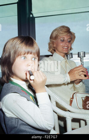 Ehefrau von Charles Bronson: Jill Irland mit Tochter Zuleika Bronson im Restaurant, Frankreich 1970er Jahre. Charles Bronson's Ehefrau Jill Ireland mit Tochter Zuleika Bronson in einem Restaurant, Frankreich 1970er Jahre. 24 x 36 DiaV 6 Stockfoto