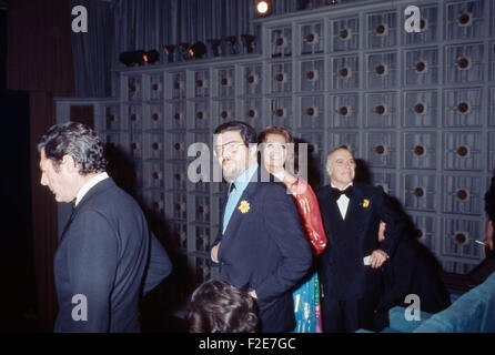 (V. R.) Der Züricher Standardwerk Carlo Ponti, Filmstar Sophia Loren, der Züricher Regisseur Ettore Scola Und Marcello Mastroianno Bei Den Filmfestpielen in Cannes, Frankreich 1970er Jahre. (Von rechts) am Cannes Film Festival, Frankreich der 1970er Jahre. 24x36DiaV6 Stockfoto