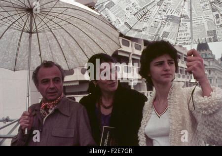 Griechischen Fictitious character Irene Papas (Mitte) mit horsemanship Michael Cacoyannis und Tatjana Papamouskou in Cannes, Frankreich 1970er Jahre. Griechische Schauspielerin Irene Papas (Mitte) mit dem Regisseur Michael Cacoyannis und Tatjan Papamouskou in Cannes, Frankreich 1970er Jahre. 24 x 36 DiaV 7 Stockfoto