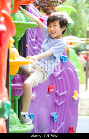 Kleiner Junge spielt im Vergnügungspark Stockfoto