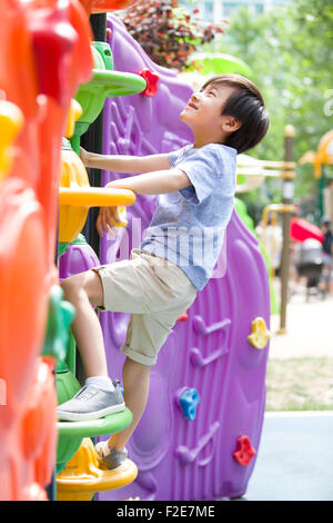 Kleiner Junge spielt im Vergnügungspark Stockfoto