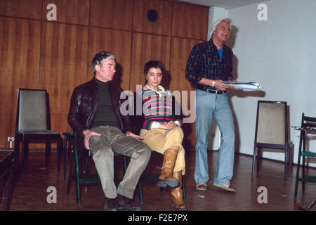 Der Deutsche Theaterregisseur Prof. Ulrich Erfurth ("Links") Mit Den Schauspielern Violetta Ferrari Und Michael Kramer, Deutschland 1970er Jahre. Deutsches Theater-Direktor Professor Ulrich Erfurth (links) mit den Schauspielern Violetta Ferrari und Michael Kramer, Deutschland der 1970er Jahre. Stockfoto