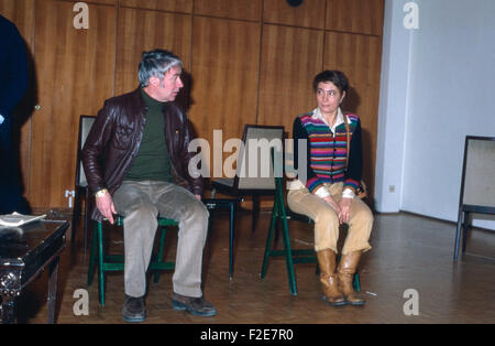 Der Deutsche Theaterregisseur Prof. Ulrich Erfurth ("Links") Mit der Schauspielerin Und Harfenspieler Violetta Ferrari Deutschland 1970er Jahre. Deutsches Theater-Direktor Professor Ulrich Erfurth (links) mit Actoress und Sänger Violetta Ferrari Deutschland der 1970er Jahre. Stockfoto