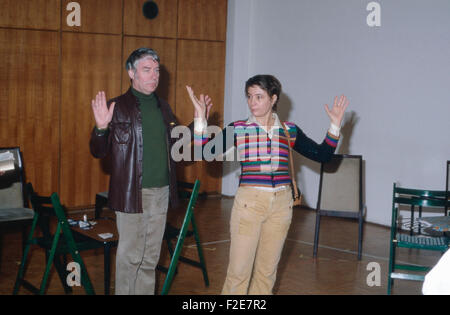 Der Deutsche Theaterregisseur Prof. Ulrich Erfurth ("Links") Mit der Schauspielerin Und Harfenspieler Violetta Ferrari Deutschland 1970er Jahre. Deutsches Theater-Direktor Professor Ulrich Erfurth (links) mit der Schauspielerin und Sängerin Violetta Ferrari Deutschland der 1970er Jahre. Stockfoto