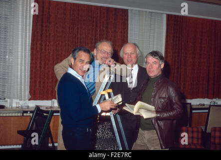 Der Deutsche Theaterregisseur Prof. Ulrich Erfurth (Rechts) Mit Den Schauspielern Hartmut Reck (Links) Und Karl Heinz Thomas (2. v. r.), 1970er Jahre Deutschland. Deutscher Theaterregisseur Professor Ulrich Erfurth (rechts) mit den Schauspielern Hartmut Reck (links) und Karl Heinz Thomas (2. von rechts), Deutschland der 1970er Jahre. 24x36DiaV16 Stockfoto