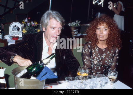 Der Niederländische Showmaster Rudi Carrell Mit Ehefrau Anke, 1970er Jahre Deutschland. Niederländische TV-Entertainer Rudi Carrell mit seiner Frau Anke, Deutschland der 1970er Jahre. 24x36DiaV18 Stockfoto