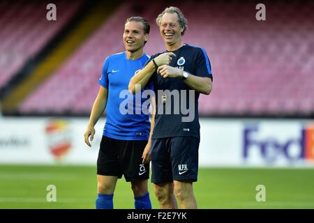 Neapel, Italien. 16. Sep, 2015. Europa League-Fußball-Pressekonferenz und Teamtraining für FC Brügge. Preud Michel Cheftrainer des FC Brügge und Vormer Ruud Mittelfeldspieler des FC Brügge glücklich während des Trainings Credit: Action Plus Sport/Alamy Live News Stockfoto