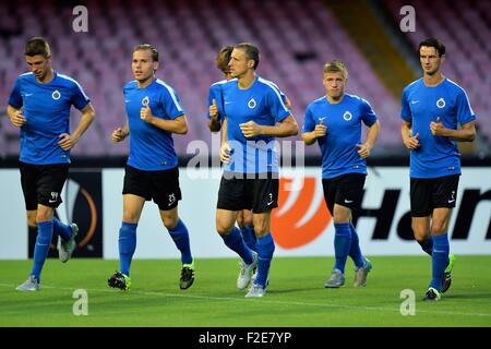 Neapel, Italien. 16. Sep, 2015. Europa League-Fußball-Pressekonferenz und Teamtraining für FC Brügge. Timmy Simons Mittelfeldspieler des FC Brügge führt die Übung Credit: Action Plus Sport/Alamy Live News Stockfoto