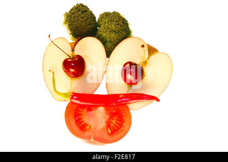 On / Gesicht: Kirschen, Apfel, Tomate, Brokkoli, Chilly - Symbolbild Nahrungsmittel. Stockfoto