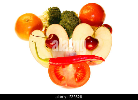 On / Gesicht: Brokkoli, Clementinen, Knoblauch, Kirschen, Apfel, Tomate, Chilly - Symbolbild Nahrungsmittel. Stockfoto