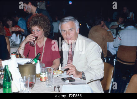 Der Deutsche Showmaster Und Schauspieler Joachim Fuchsberger Mit Ehefrau Gundula, 1970er Jahre Deutschland. Deutscher Schauspieler und TV-show Moderator Joachim Fuchsberger mit seiner Frau Gundula, Deutschland der 1970er Jahre. 24x36DiaV27 Stockfoto