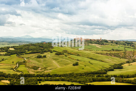 Blick auf die Stadt Pienza mit den typischen toskanischen Hügeln von Ortschaft von Monticchiello. Stockfoto