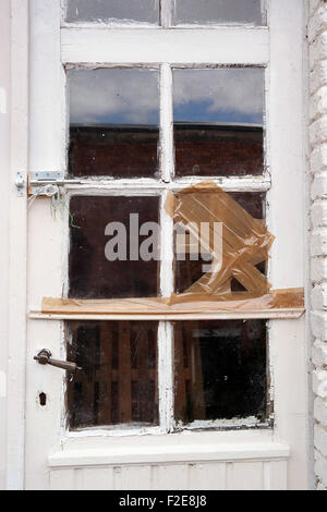 Schäbige Hintertür Stockfoto