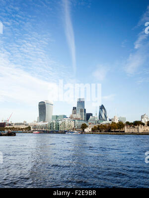 Ein London Skyline Bild der Nordufer Gebäude über die Themse im Vereinigten Königreich. Stockfoto