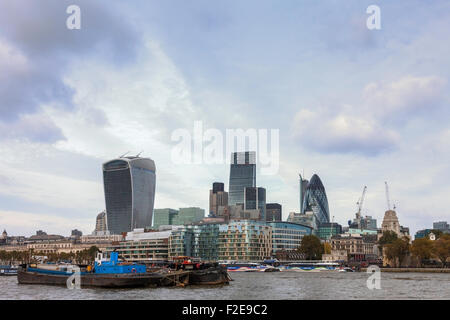 Ein London Skyline Bild der Nordufer Gebäude über die Themse im Vereinigten Königreich. Stockfoto