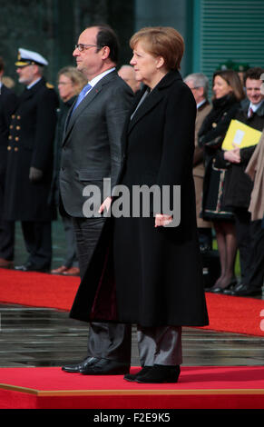 Francois Hollande, BKin Angela Merkel - Treffen der dt. Bundeskanzlerin Mit Dem Franzoesischen Praesidenten, Empfang Mit militae Stockfoto