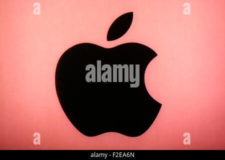 NOVEMBER 2013 - BERLIN: Marken: das Logo des Technologie-Unternehmens "Apple", Berlin. Stockfoto