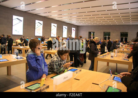 8. November 2013 - BERLIN: der Apple Store am Kurfürstendamm in Berlin. Stockfoto