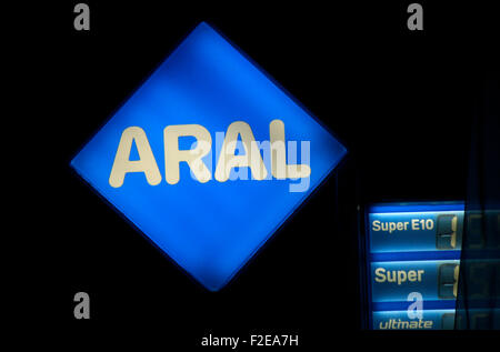 NOVEMBER 2013 - BERLIN: Marken: das Logo des Ölkonzerns "Aral", Berlin. Stockfoto