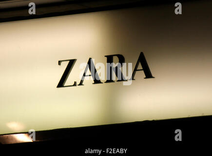 NOVEMBER 2013 - BERLIN: Marken: das Logo der Firma "Zara", Berlin. Stockfoto