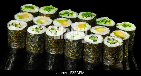 Rollen Sie vegetarische Maki Sushi - aus Tomate, Gurke, Paprika, Blatt Salat, Avocado und japanischer Mayonnaise Stockfoto