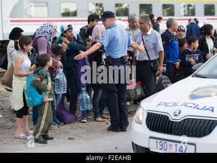 Dugo Selo, Kroatien. 17. Sep, 2015. Flüchtlinge warten auf Busse am Bahnhof in Dugo Selo, östlich von Zagreb, Hauptstadt Kroatiens, 17. September 2015. Kroatien wäre nicht öffnen einen freien Korridor gegenüber der Europäischen Union, wie einige befürchten, Kroatisch Innenminister Ranko Ostojic, sagte am Mittwoch Abend. Bildnachweis: Miso Lisanin/Xinhua/Alamy Live-Nachrichten Stockfoto