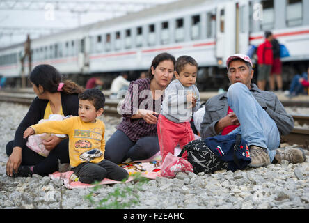 Dugo Selo, Kroatien. 17. Sep, 2015. Flüchtlinge warten auf Busse am Bahnhof in Dugo Selo, östlich von Zagreb, Hauptstadt Kroatiens, 17. September 2015. Kroatien wäre nicht öffnen einen freien Korridor gegenüber der Europäischen Union, wie einige befürchten, Kroatisch Innenminister Ranko Ostojic, sagte am Mittwoch Abend. Bildnachweis: Miso Lisanin/Xinhua/Alamy Live-Nachrichten Stockfoto