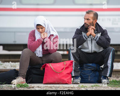 Dugo Selo, Kroatien. 17. Sep, 2015. Flüchtlinge warten auf Busse am Bahnhof in Dugo Selo, östlich von Zagreb, Hauptstadt Kroatiens, 17. September 2015. Kroatien wäre nicht öffnen einen freien Korridor gegenüber der Europäischen Union, wie einige befürchten, Kroatisch Innenminister Ranko Ostojic, sagte am Mittwoch Abend. Bildnachweis: Miso Lisanin/Xinhua/Alamy Live-Nachrichten Stockfoto