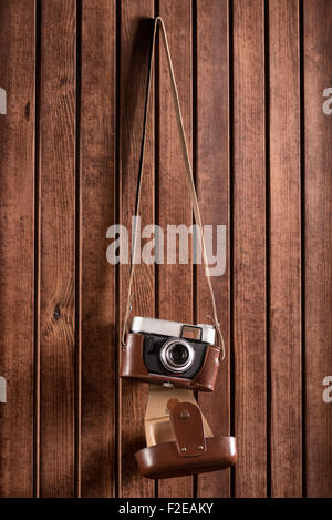 alte Kamera an Holzwand hängen Stockfoto