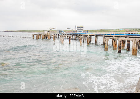 DOORNBAAI, Südafrika, 12. August 2015: die alten und neuen Piers in den Hafen von Doornbaai (Thorn Bay) an der Atlantikküste Stockfoto