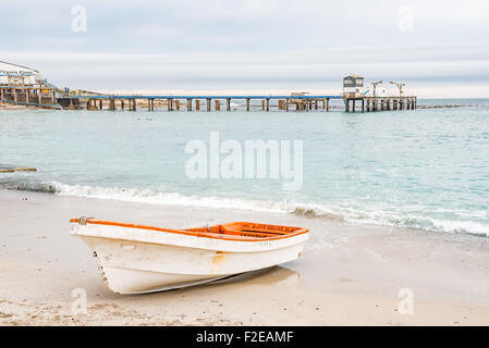 DOORNBAAI, Südafrika, 12. August 2015: ein Fischerboot und der Pier am Doornbaai (Thorn Bay) an der Atlantikküste Stockfoto