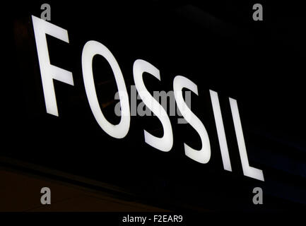 NOVEMBER 2013 - BERLIN: Marken: das Logo der Firma "Fossil", Berlin. Stockfoto