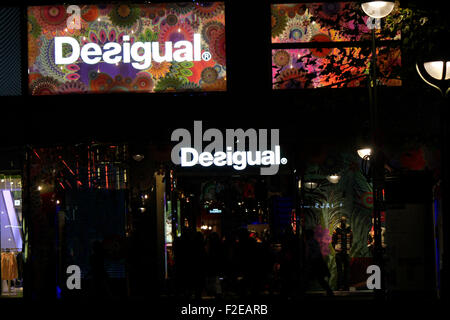 NOVEMBER 2013 - BERLIN: Marken: das Logo der Firma "Desigual", Berlin. Stockfoto