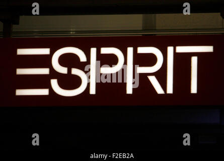 NOVEMBER 2013 - BERLIN: Marken: das Logo der Bekleidungshersteller "Esprit", Berlin. Stockfoto