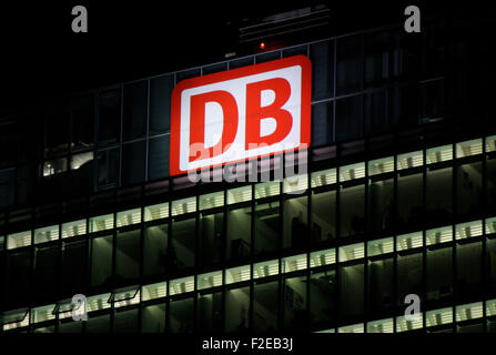 NOVEMBER 2013 - BERLIN: Marken: das Logo der deutschen Logistikunternehmens "DB - Deutsche Bahn", Berlin. Stockfoto