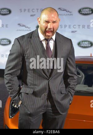 Frankfurt am Main, Deutschland. 15. September 2015. US-amerikanischer Schauspieler Dave Bautista kümmert sich um die "James Bond Jaguar Party" auf der International Motor-Ausstellung (IAA) in Frankfurt. / picture Alliance/Alamy Live News Stockfoto