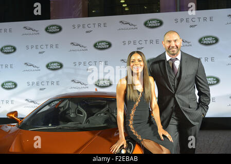 Frankfurt am Main, Deutschland. 15. September 2015. "James Bond Spectre" cast Mitglieder britische Schauspielerin Naomie Harris und US-amerikanischer Schauspieler Dave Bautista kümmern sich um die "James-Bond-Jaguar-Party" auf der International Motor-Ausstellung (IAA) in Frankfurt. / picture Alliance/Alamy Live News Stockfoto