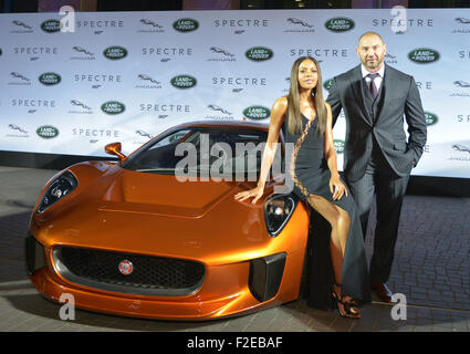 Frankfurt am Main, Deutschland. 15. September 2015. "James Bond Spectre" cast Mitglieder britische Schauspielerin Naomie Harris und US-amerikanischer Schauspieler Dave Bautista kümmern sich um die "James-Bond-Jaguar-Party" auf der International Motor-Ausstellung (IAA) in Frankfurt. / picture Alliance/Alamy Live News Stockfoto