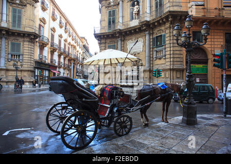 Buggy in den Quattro Canti, eines achteckigen vier Seiten des barocken Platz in Palermo - Italien Stockfoto