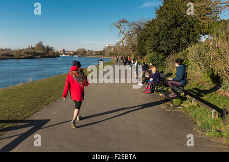 Menschen, die zu Fuß entlang der Königin Promenade an der Themse, Kingston upon Thames, Surrey, UK Stockfoto