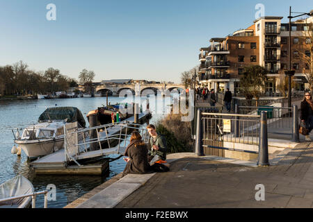 Charter-Kai Wohnanlage Apartments mit Blick auf die Themse, Kingston upon Thames, Surrey, UK Stockfoto