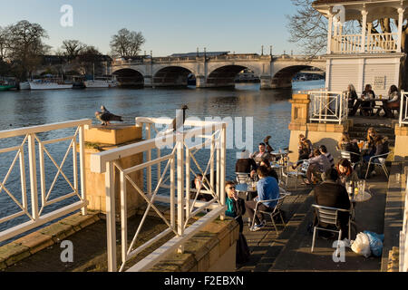 Menschen im Straßencafé von Themse, Kingston upon Thames, Surrey, UK Stockfoto