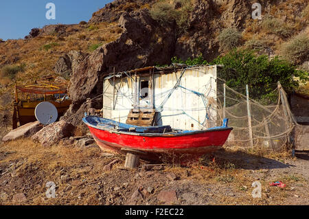 Kleine Hütte und ein Boot vor hill Stockfoto