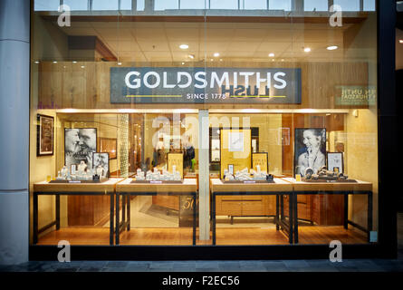 Goldschmied Juweliere renovierte laden in The Mall Golden Square Shopping Zentrum Warrington Cheshire Uk Menschen Massen viele crowde Stockfoto