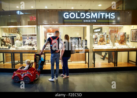 Goldschmied Juweliere renovierte laden in The Mall Golden Square Shopping Zentrum Warrington Cheshire Uk Menschen Massen viele crowde Stockfoto